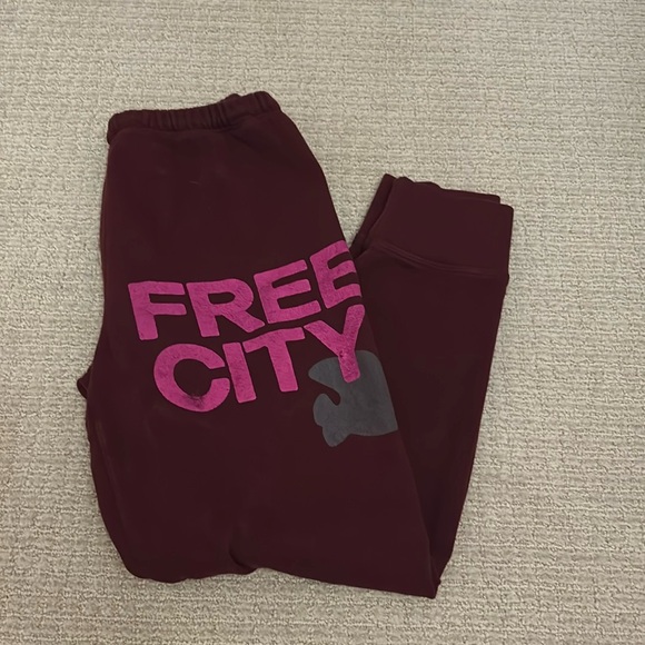freecity Pants - Freecity CROPPED sweatpants!